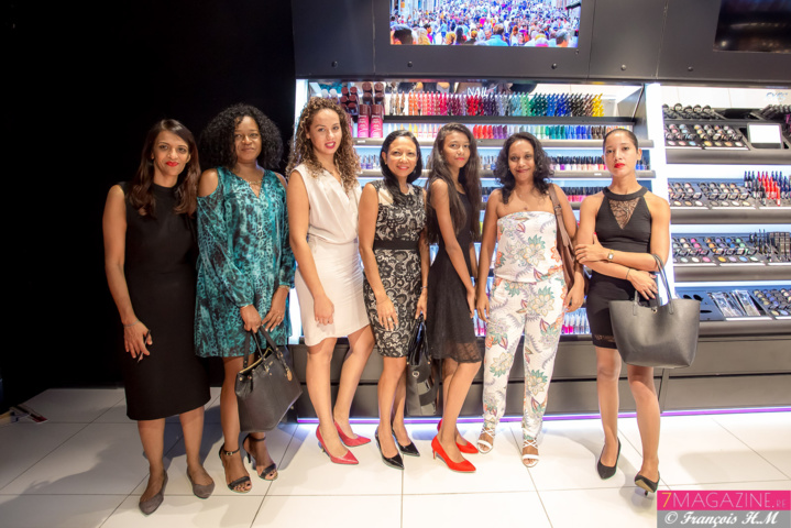 Beaucoup de clientes étaient présentes à la soirée... Beaucoup de clientes étaient présentes à la soirée...