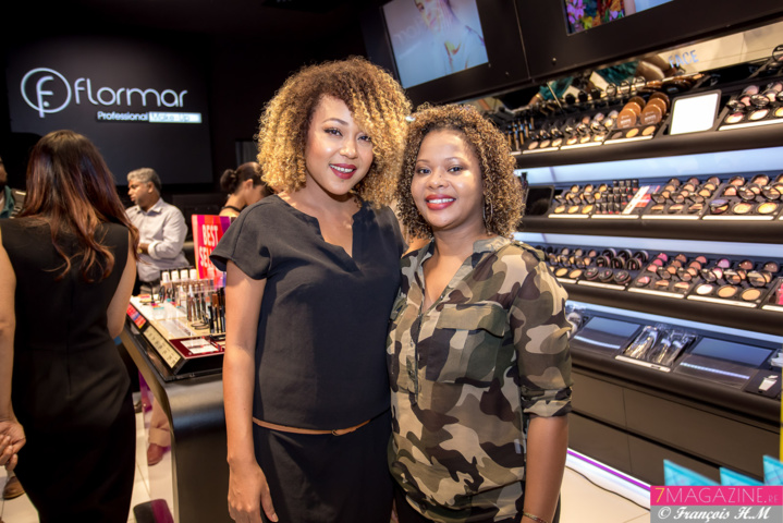 Dorah Choapianne, maquilleuse professionnelle, avec une des clientes Dorah Choapianne, maquilleuse professionnelle, avec une des clientes