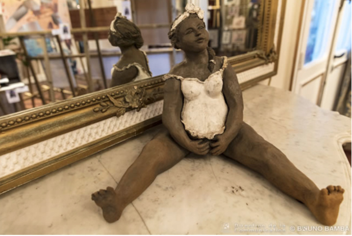 L'oeuvre gagnante: "Béatitude", une sculpture représentant une jeune femme tout en arrondi modelée dans du métal (photo Bruno Bamba)