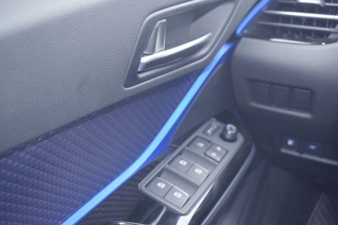 Un joli liserai bleu sur les versions supérieures