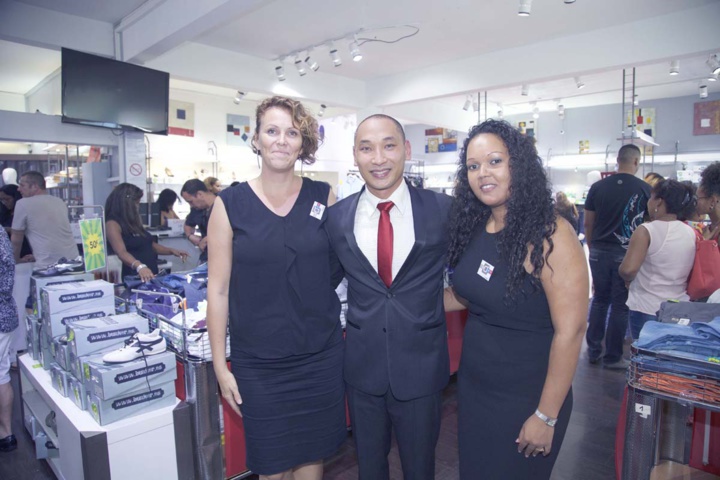 Mathieu Sieng Ti Woane, CEO Groupe STW Invest, et ses collaboratrices Mathieu Sieng Ti Woane, CEO Groupe STW Invest, et ses collaboratrices