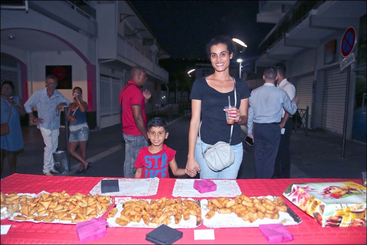 Griffitch Charolais de La Box gourmande (qui a proposé samoussas, nems,...), et sa fille Griffitch Charolais de La Box gourmande (qui a proposé samoussas, nems,...), et sa fille