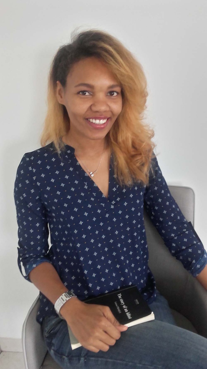 Larissa prépare un diplôme de styliste en accessoires de mode Larissa prépare un diplôme de styliste en accessoires de mode