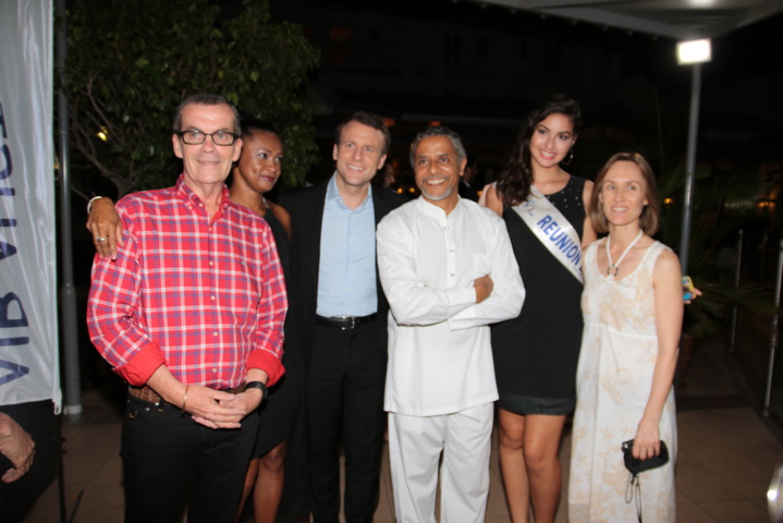 Eric Rennie, Luciana Richard, Emmanuel Macron, Amédée Louis-Fernand, Ambre N'guyen, et Brenda Guidi Eric Rennie, Luciana Richard, Emmanuel Macron, Amédée Louis-Fernand, Ambre N'guyen, et Brenda Guidi