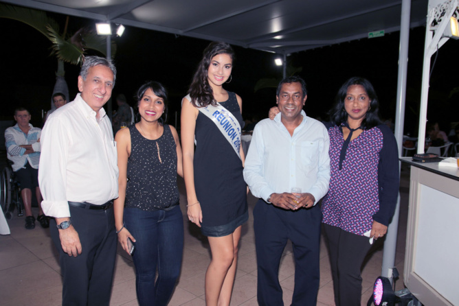 Aziz Patel et Ambre N'guyen avec Sabrina Sinama et ses parents Aziz Patel et Ambre N'guyen avec Sabrina Sinama et ses parents