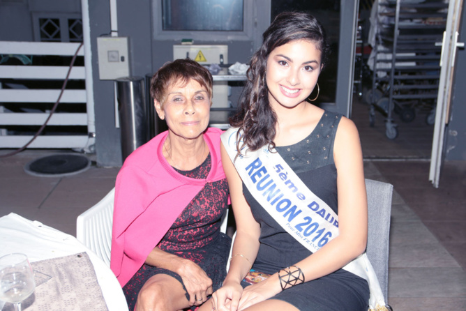 Ambre toujours très disponible pour les photos avec les invitées Ambre toujours très disponible pour les photos avec les invitées