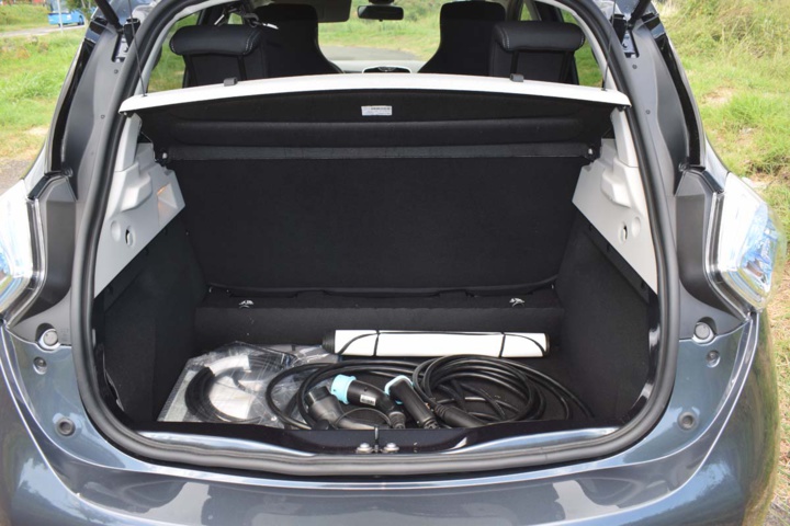 Les câbles de recharge sont livrés avec l'auto Les câbles de recharge sont livrés avec l'auto