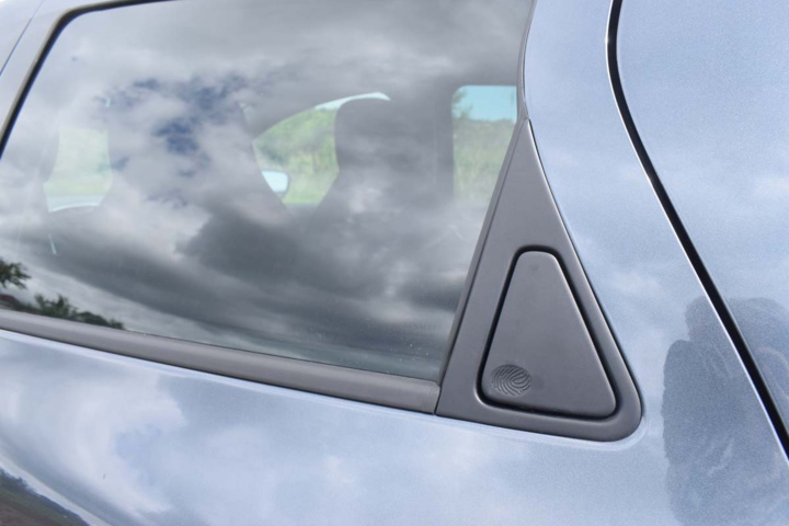 L'ouverture des portières arrière, c'est le petit triangle L'ouverture des portières arrière, c'est le petit triangle