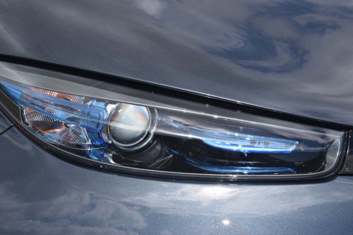 La couleur bleue se retrouve sur la Zoé à l'extérieur et à l'intérieur La couleur bleue se retrouve sur la Zoé à l'extérieur et à l'intérieur