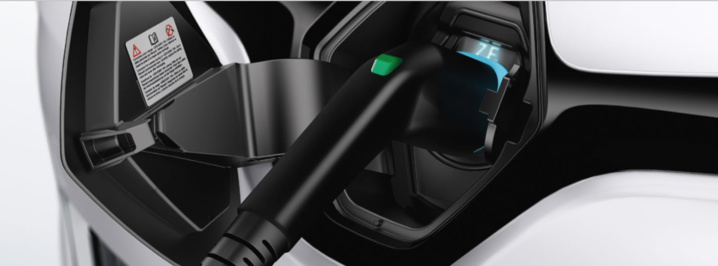 Le point de charge se situe à l'avant "dans" le logo losange de la marque Le point de charge se situe à l'avant "dans" le logo losange de la marque