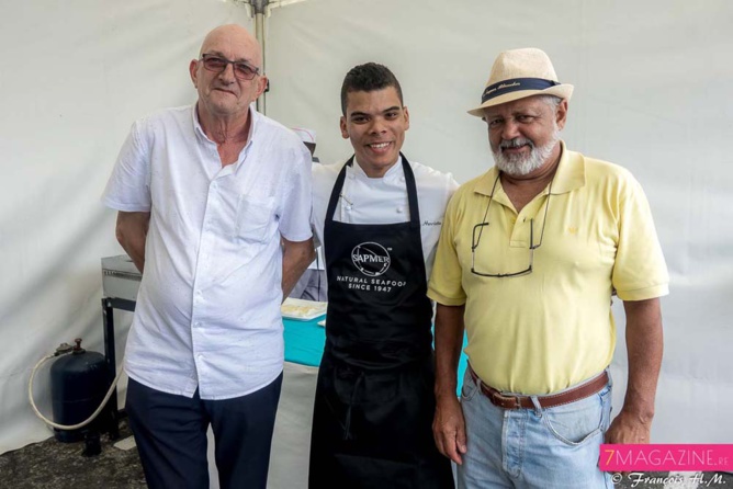 Le chef mathieu Henriette avec André Rochetaing (à droite), Toque Blanche, et d'un invité Le chef mathieu Henriette avec André Rochetaing (à droite), Toque Blanche, et d'un invité