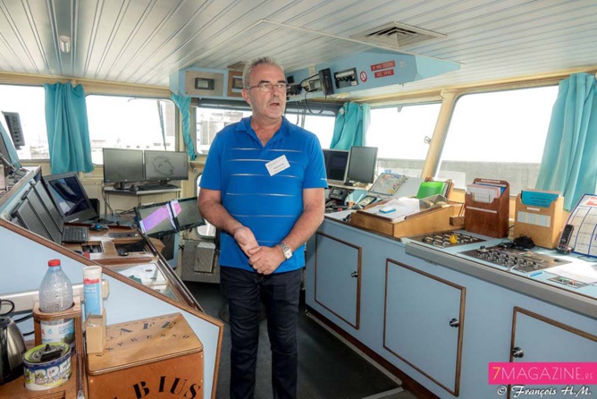 Michel Quinquis, responsable opérationnel Sapmer, dans la cabine de pilotage de l'Albius