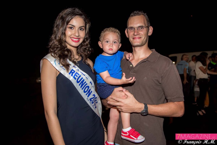 Miss Réunion avec le petit Nicolas Cochard, fils de Yohan Cochard, gendarme à Saint-Leu Miss Réunion avec le petit Nicolas Cochard, fils de Yohan Cochard, gendarme à Saint-Leu
