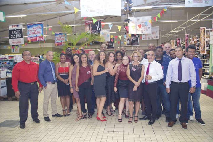 Alex Tin Tin Ping, le directeur, entouré de son équipe Alex Tin Tin Ping, le directeur, entouré de son équipe