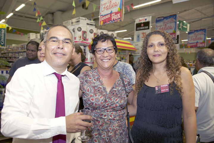 Le directeur avec Sylvette Edmond, gagnante d'une cave à vins, et la commerciale CBA Nadège Le directeur avec Sylvette Edmond, gagnante d'une cave à vins, et la commerciale CBA Nadège