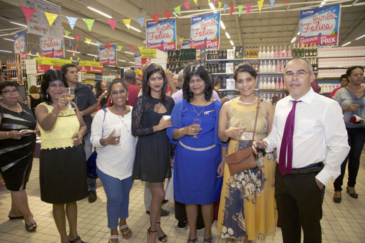 Le directeur avec quelques hôtesses de caisse et leurs amies Le directeur avec quelques hôtesses de caisse et leurs amies