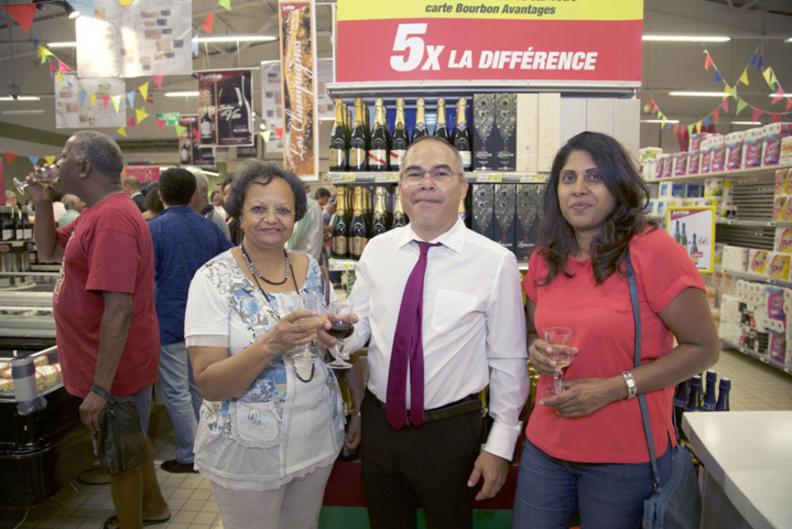 Alex Tin Tin Ping avec Jocelyne et Anne-Marie, clientes Alex Tin Tin Ping avec Jocelyne et Anne-Marie, clientes