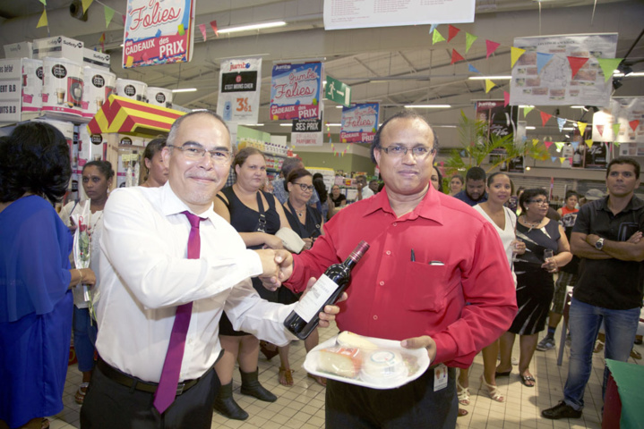 Un plateau de fromage et une bouteille de vin pour Mr Barret Un plateau de fromage et une bouteille de vin pour Mr Barret