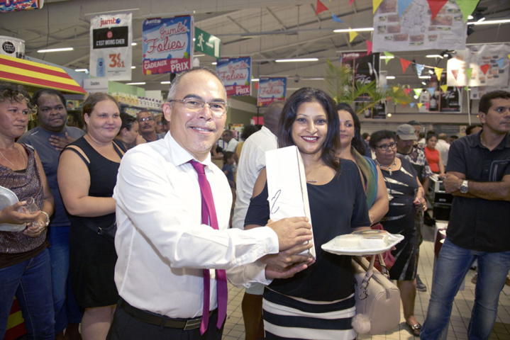 Un plateau de fromage et une bouteille de vin pour Mme Virama Un plateau de fromage et une bouteille de vin pour Mme Virama
