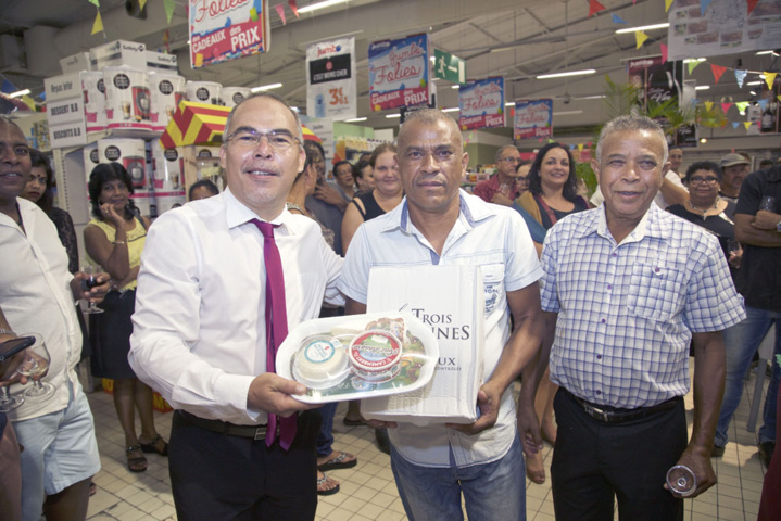 Un plateau de fromage et six bouteilles de vins pour Mr Ibouth Un plateau de fromage et six bouteilles de vins pour Mr Ibouth