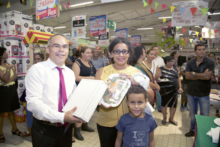 Un plateau de fromage et trois bouteilles de vin pour Mme Balson Un plateau de fromage et trois bouteilles de vin pour Mme Balson