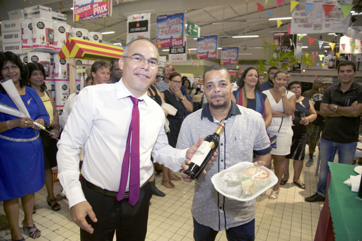 Un plateau de fromage et une bouteille de vin pour Mr Titus Un plateau de fromage et une bouteille de vin pour Mr Titus