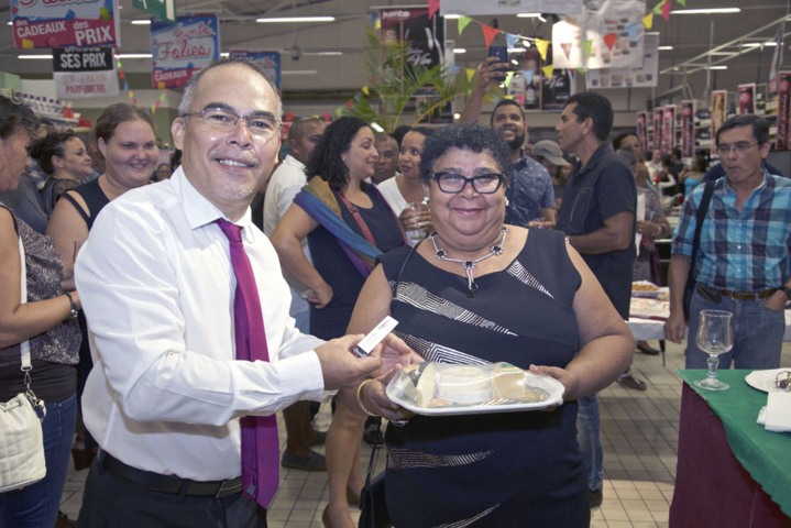 Un plateau de fromage et un couteau de sommelier pour Mme Soumera Un plateau de fromage et un couteau de sommelier pour Mme Soumera