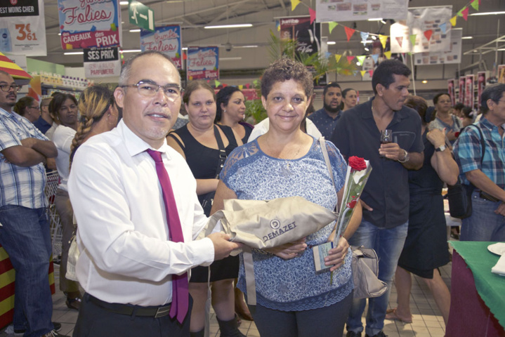 Le directeur offre un tablier de sommelier à Chantal Carron Le directeur offre un tablier de sommelier à Chantal Carron