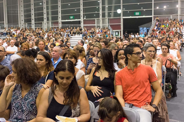 Une salle pleine comme un oeuf!