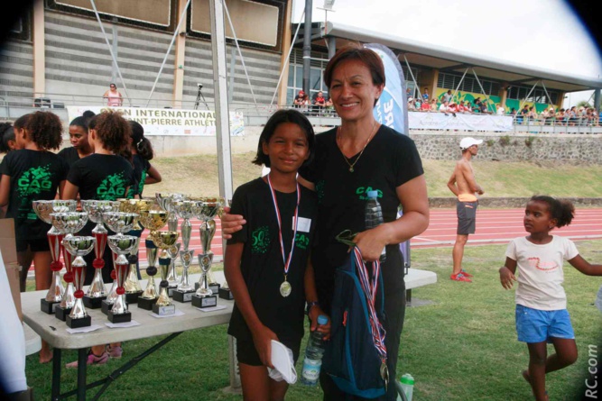 Maman Nicole et sa protégée de fille, sous les couleurs du CAG Maman Nicole et sa protégée de fille, sous les couleurs du CAG