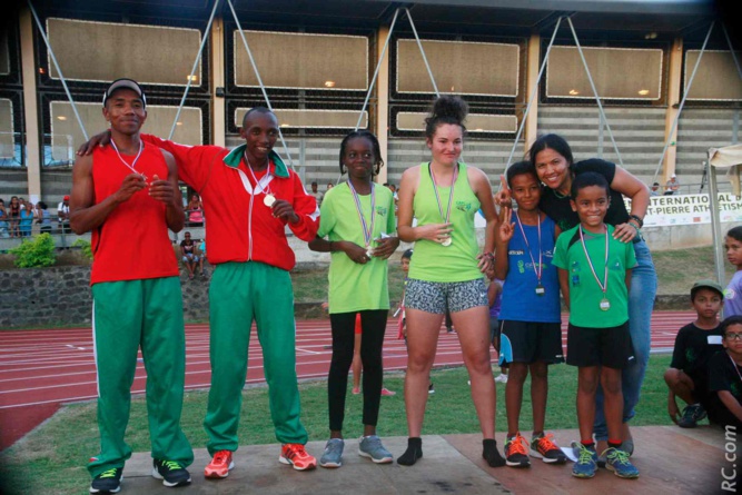 Remise de médailles sur le podium par la présidente du CAG