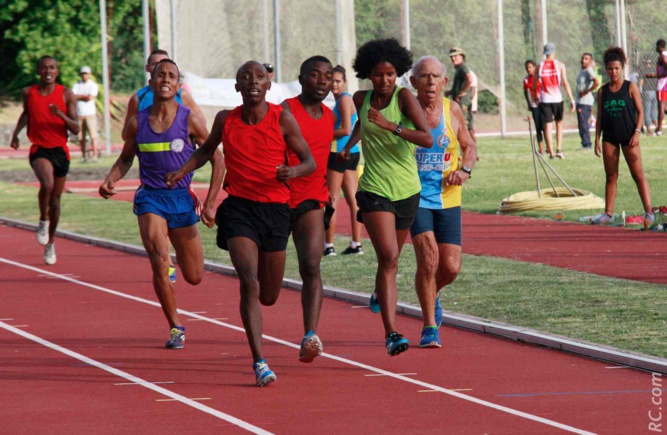 Une image cocasse où l'on retrouve anciens et nouveaux au coude à coude... Une image cocasse où l'on retrouve anciens et nouveaux au coude à coude...