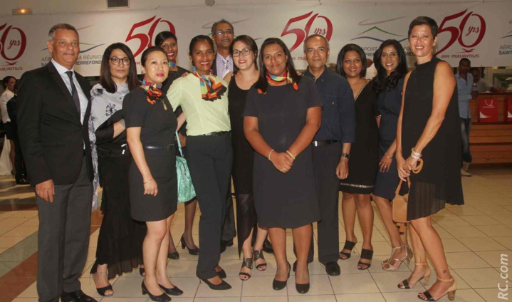 Robert Bourquin, directeur d'Air Mauritius à La Réunion et le personnel de la compagnie