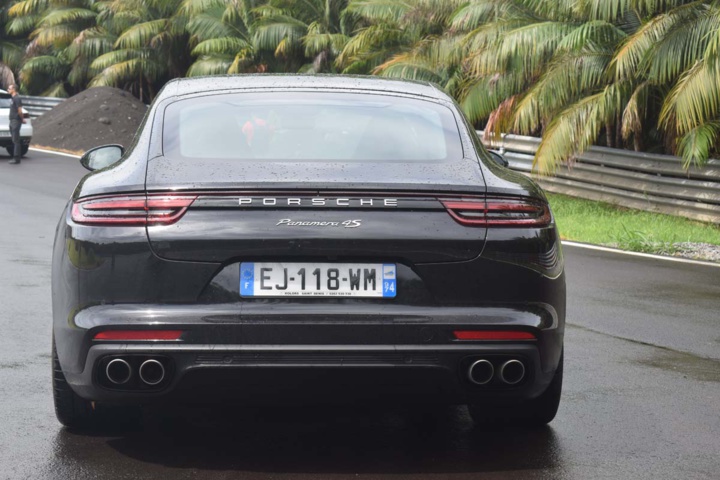 Trois Porsche sur le circuit, dont la nouvelle Panamera Trois Porsche sur le circuit, dont la nouvelle Panamera