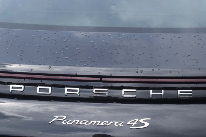 Trois Porsche sur le circuit, dont la nouvelle Panamera