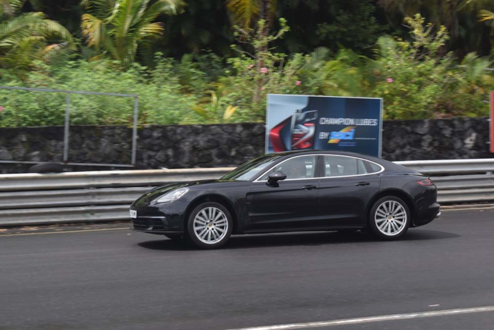 Trois Porsche sur le circuit, dont la nouvelle Panamera Trois Porsche sur le circuit, dont la nouvelle Panamera