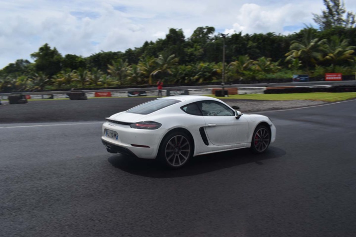 Le Cayman 718 S développe 350 chevaux Le Cayman 718 S développe 350 chevaux
