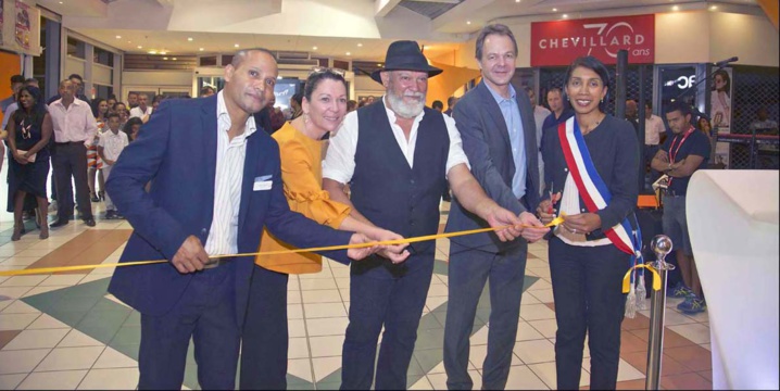 La traditionnelle coupure de ruban... La traditionnelle coupure de ruban...