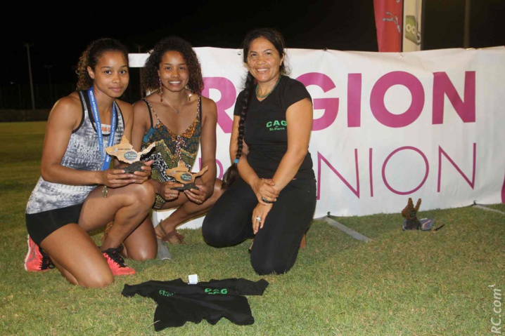 Joany Devianhi, présidente du CAG, a remis un trophée des 50 ans du CAG à Olivia et Darlène Mazeau Joany Devianhi, présidente du CAG, a remis un trophée des 50 ans du CAG à Olivia et Darlène Mazeau