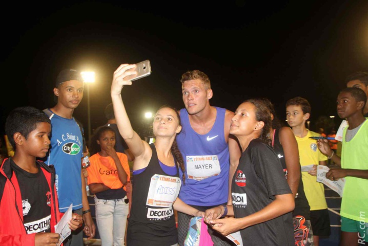 Kévin Mayer, l'athlète le plus sollicité ce soir-là Kévin Mayer, l'athlète le plus sollicité ce soir-là