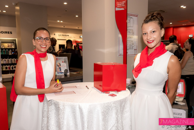 Les hôtesses Julie et Mégane Les hôtesses Julie et Mégane