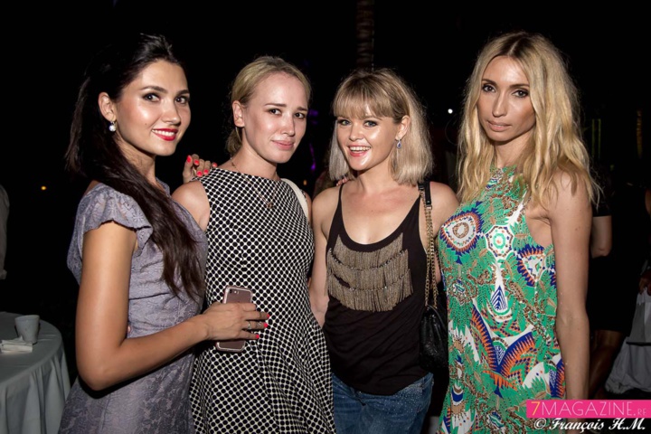 Elena Iv-skaya (à droite), photographe, a aussi défilé ce soir-là. Ici avec ses amies Elena Iv-skaya (à droite), photographe, a aussi défilé ce soir-là. Ici avec ses amies