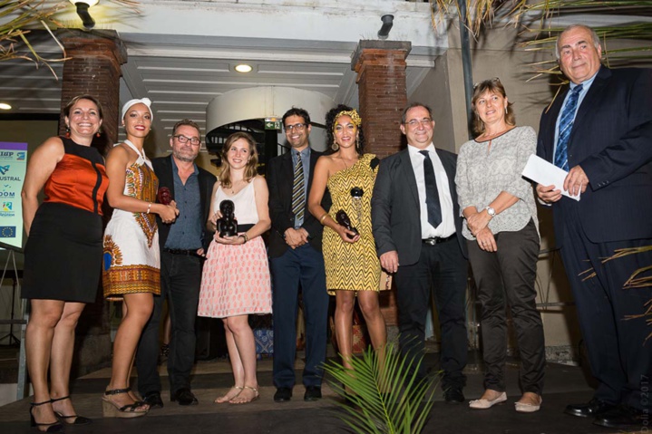 Les lauréates du Festival E-clip avec les partenaires Les lauréates du Festival E-clip avec les partenaires