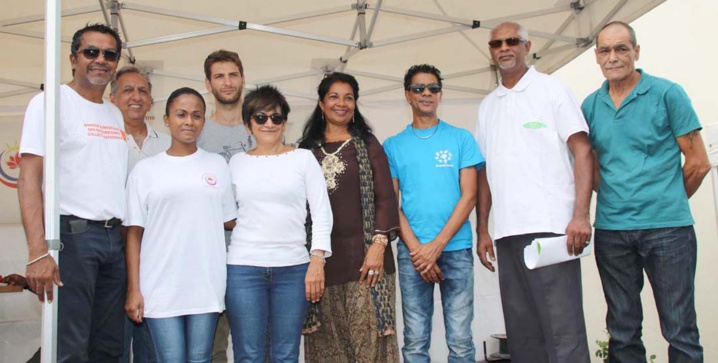 Bashir Rangayanaguy (en blanc à droite) et les partenaires de l'événement Bashir Rangayanaguy (en blanc à droite) et les partenaires de l'événement