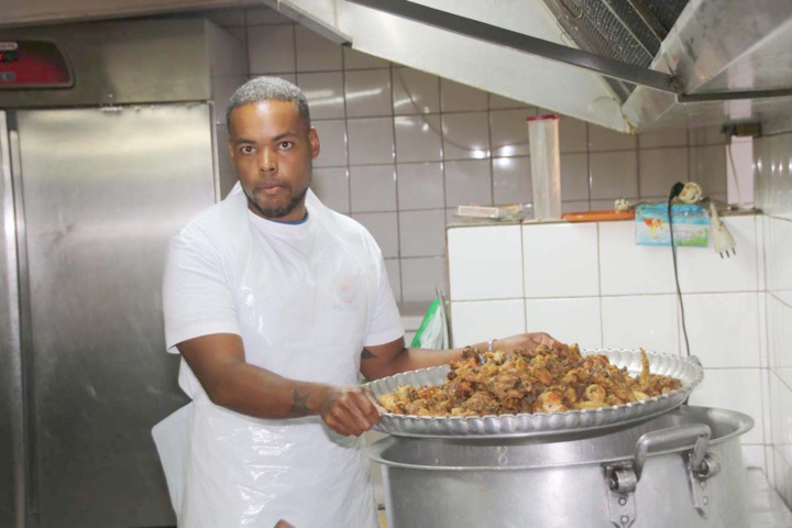 Au menu, poulet champignons, thon massalé, glaces et bûches Au menu, poulet champignons, thon massalé, glaces et bûches