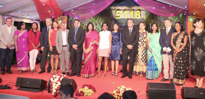 Les officiels sur le podium après les discours... Les officiels sur le podium après les discours...