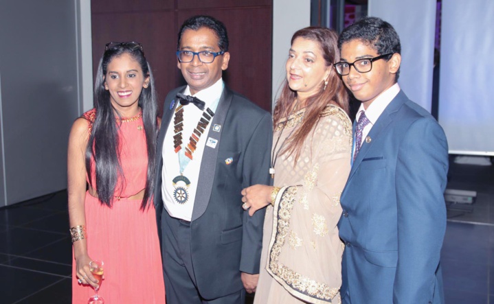 Dominique Pota avec son épouse Nathalie et leurs enfants Dominique Pota avec son épouse Nathalie et leurs enfants