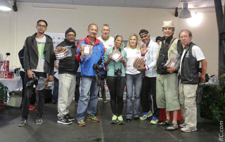 Les Saucisses d'Or de Jean-Pierre Vee remises aux journalistes et photographes présents Les Saucisses d'Or de Jean-Pierre Vee remises aux journalistes et photographes présents