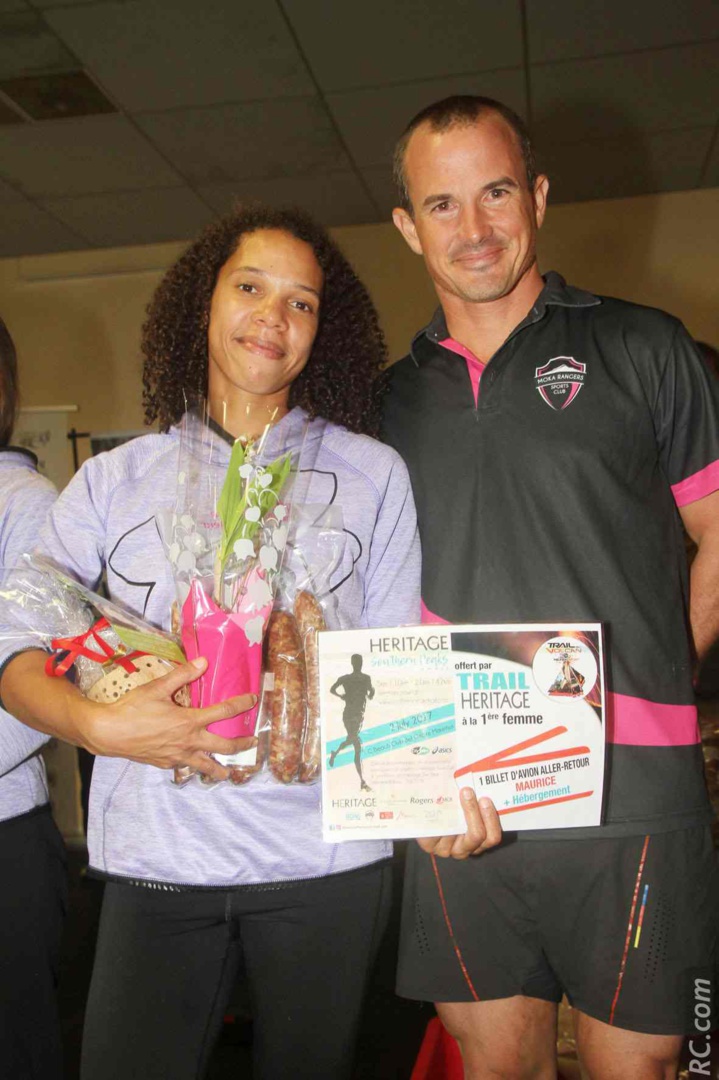 Billet d'avion à destination de Maurice, remis par Simon Desveaux à Fleur Santos Da Silva Billet d'avion à destination de Maurice, remis par Simon Desveaux à Fleur Santos Da Silva