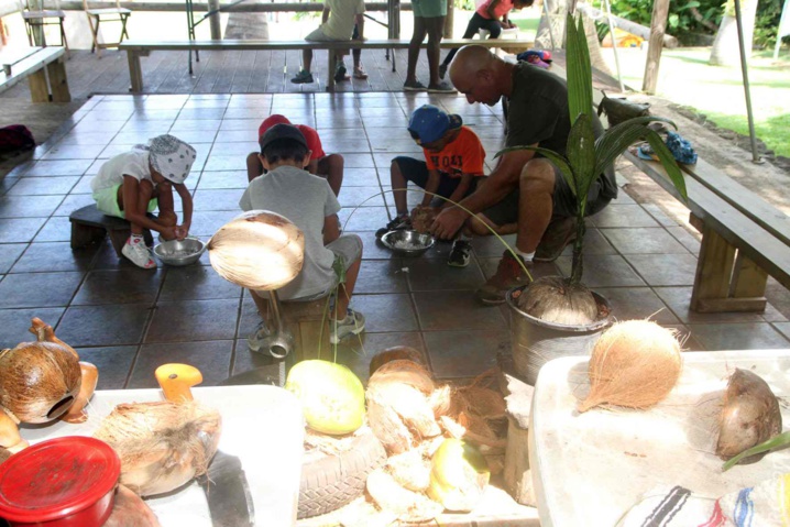 Atelier pédagogique pour les enfants des écoles . L'art de râper le coco manuellement Atelier pédagogique pour les enfants des écoles . L'art de râper le coco manuellement